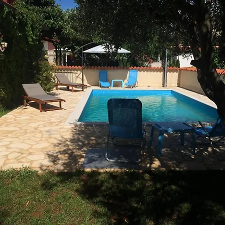 Appartement Mit Ueberdachter Terrasse Mit Meerblick Karpinjan