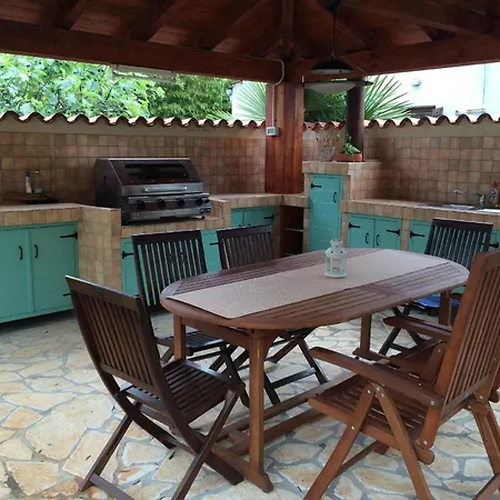 Mit Ueberdachter Terrasse Mit Meerblick Karpinjan